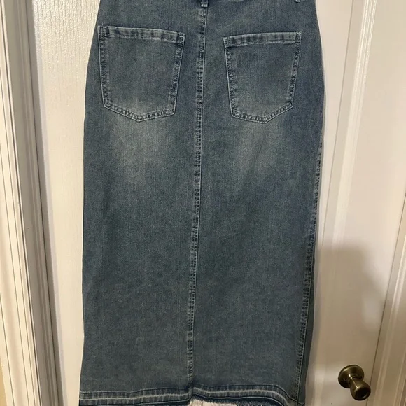 🔴3/25$ Denim Midi Skirt with Front Slit - Picture 3 of 8